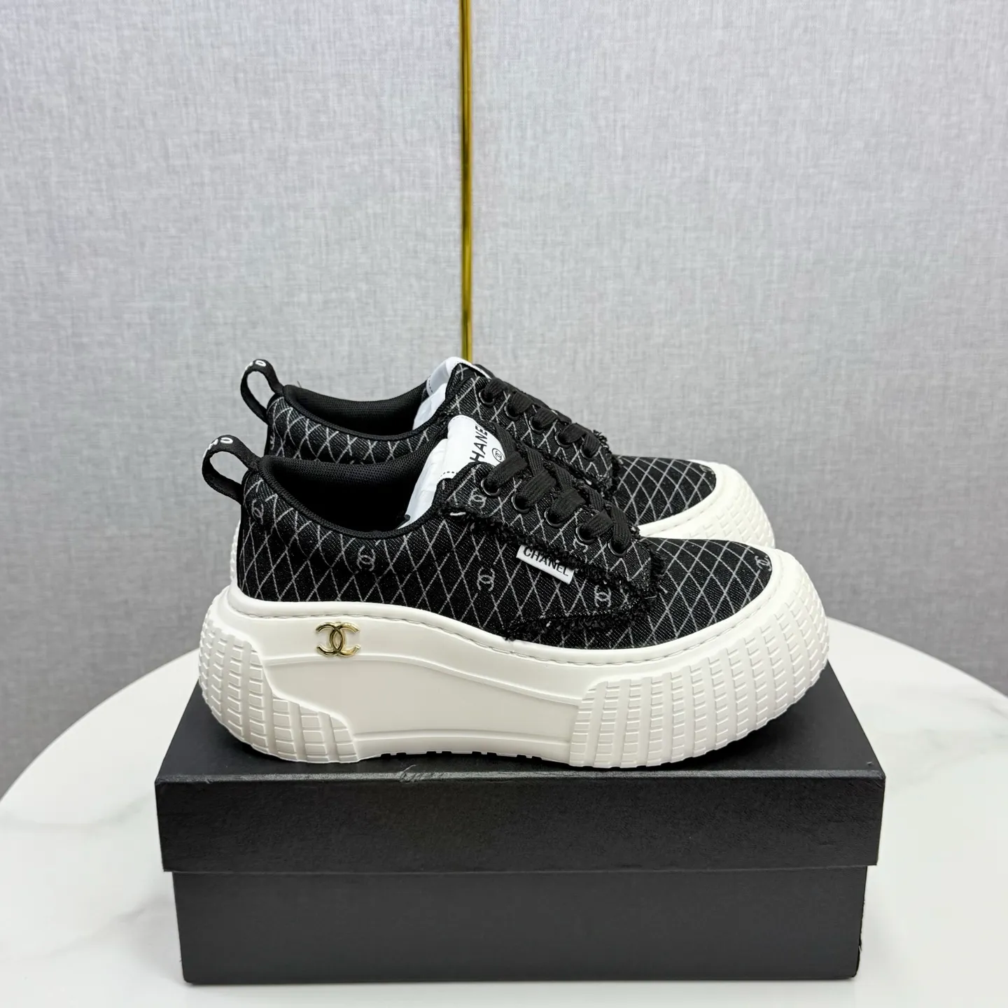 💕💕Factory direct selling price p640💕💕 Chanel Panda Shoes! 2025 counter's top casual sports shoes, this classic design; the upper is in the style of electric embroidery with various techniques; the outsole is fashionable and sporty; the unusual inclusion of a variety of color matching elements... The diversified mix and match is very good-looking and versatile, and can be used for leisure, fashion, sports, and outdoor... ꫛꫀꪝ Go➫ Materials: ❶Upper made of: original imported first-layer silk cowhide + original version waterproof cloth + original first-layer cowhide ❷Inner lining: Original Yangli+wang ❸ Outsole based on: Original TPU combination outsole Counter boutique packaging complete set for women 35–41
